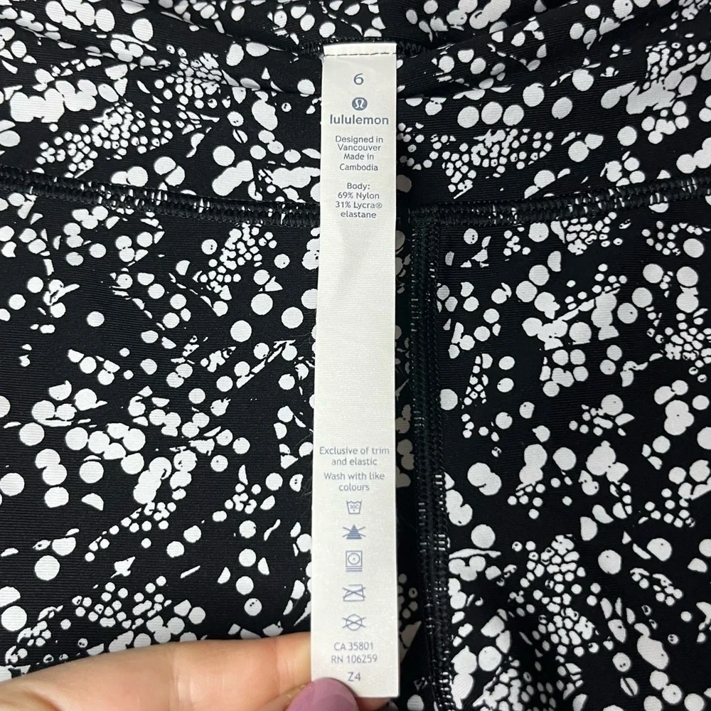 LULULEMON RARE Tight Stuff Chirasu Black Pockets Printed 3/4 Leggings